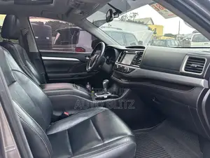 Toyota Highlander XLE V6 4x4 (3.5L 6cyl 6A) 2016 Gray
