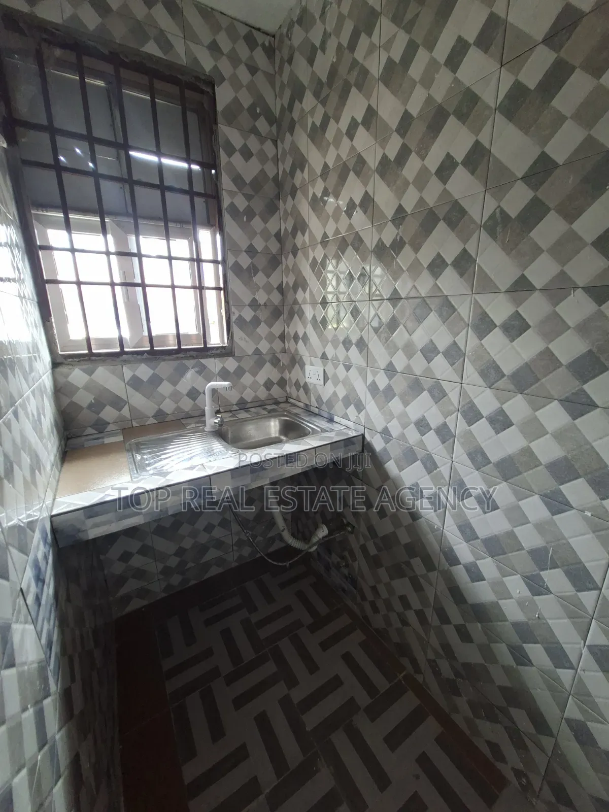1bdrm Apartment in Madina Un, Zongo Junction for rent