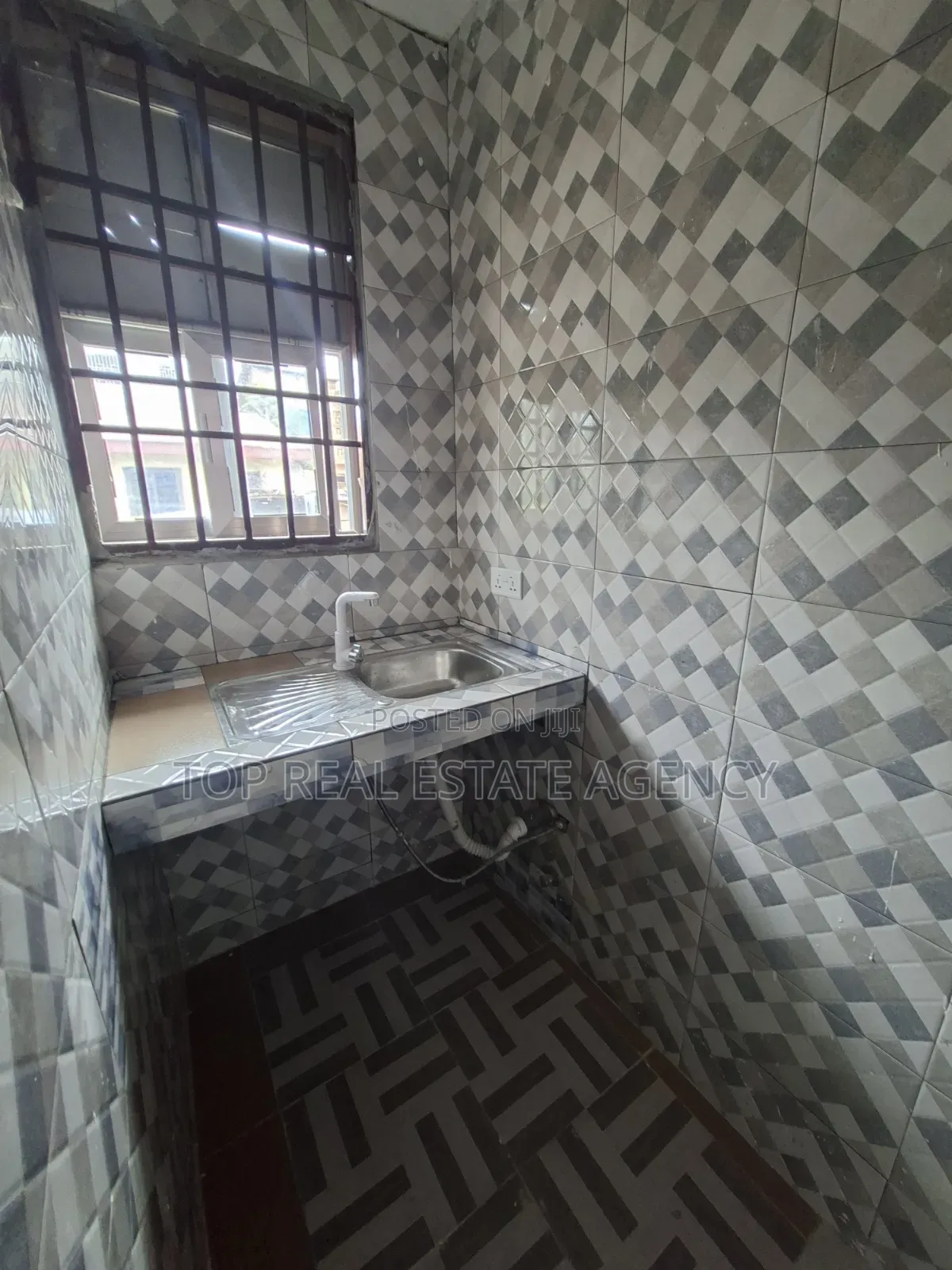 1bdrm Apartment in Madina Un, Zongo Junction for rent