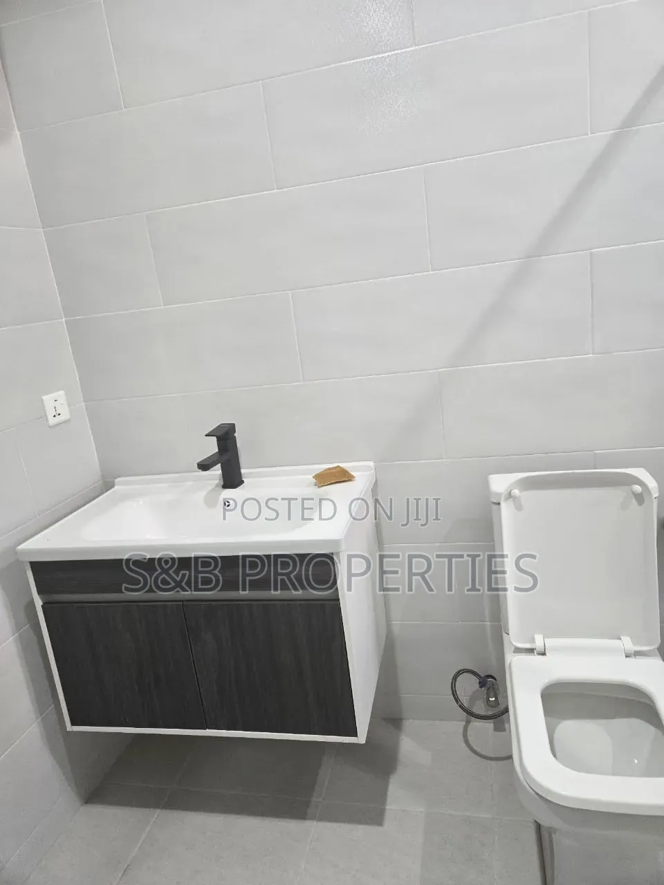 4bdrm House in Ola Achool Area for sale