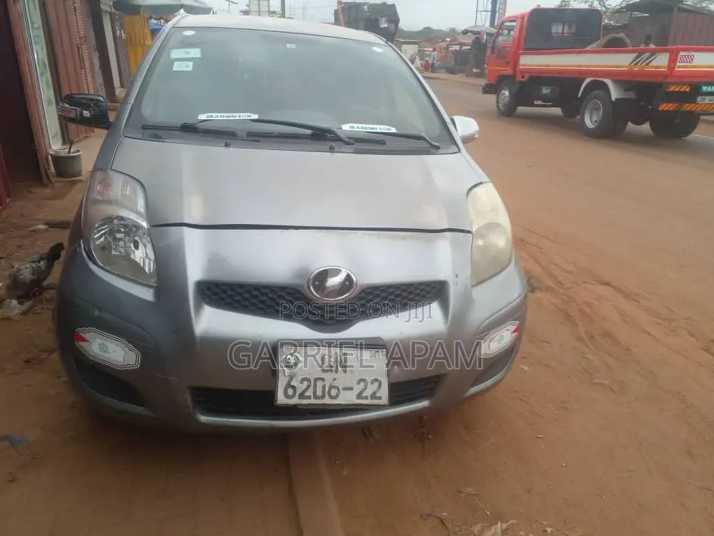 Toyota Vitz 2010 Gray