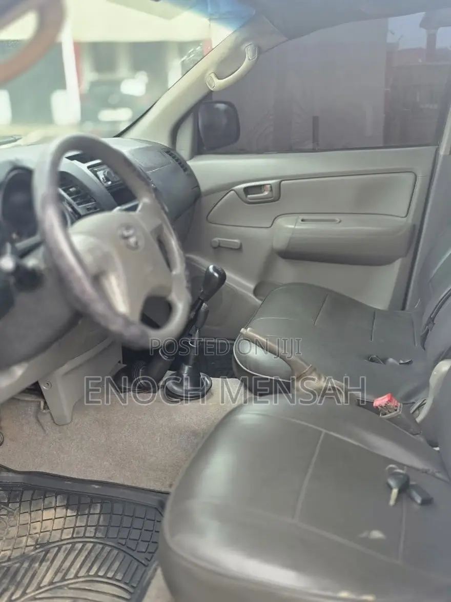 Toyota Hilux 2.5 D-4D 4X4 SRX 2009 Gray