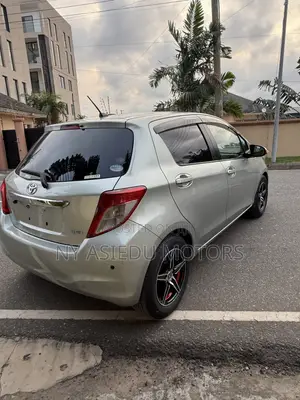 Toyota Vitz 1.3 FWD 5dr 2011 Green