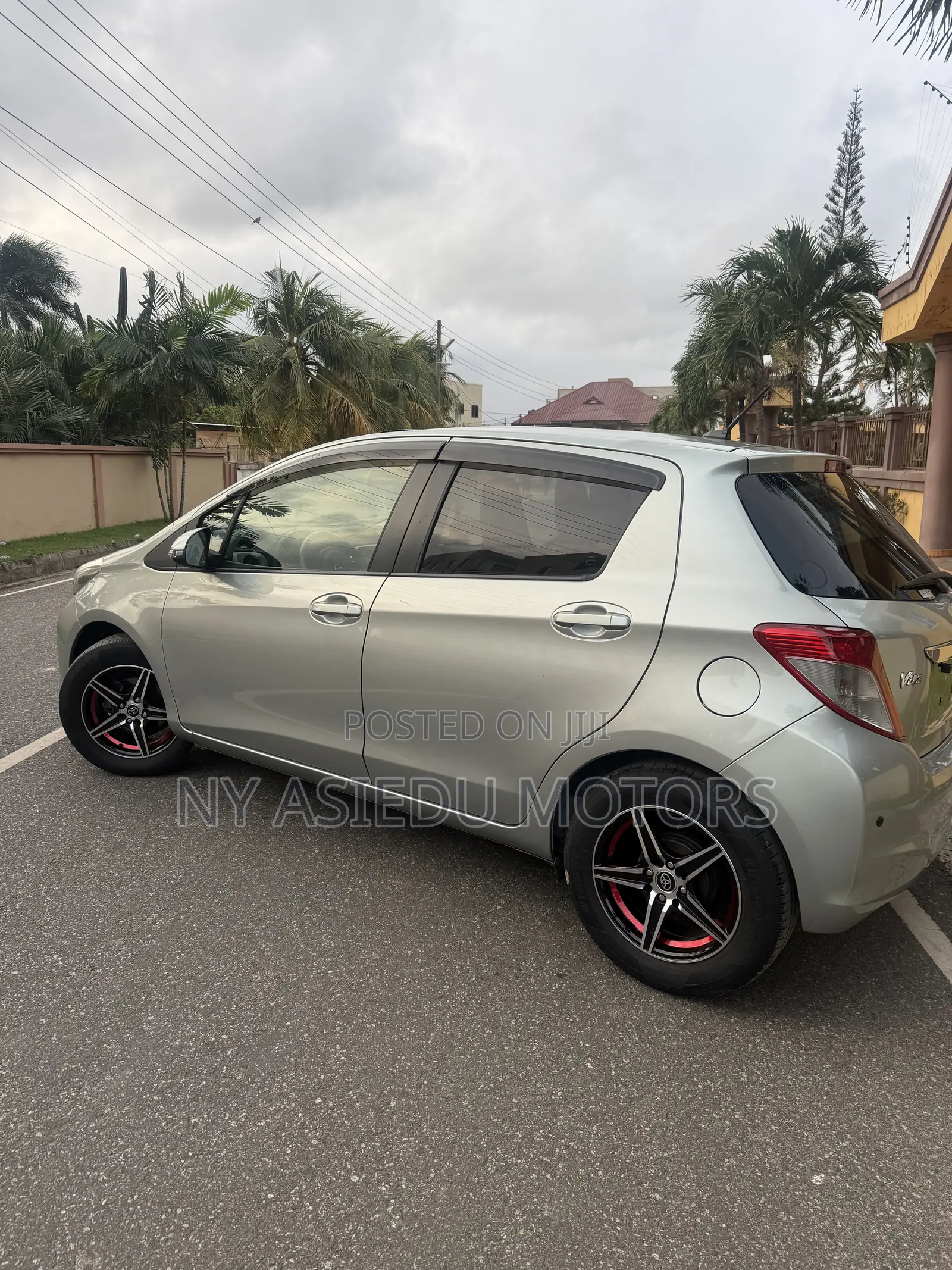 Toyota Vitz 1.3 FWD 5dr 2011 Green