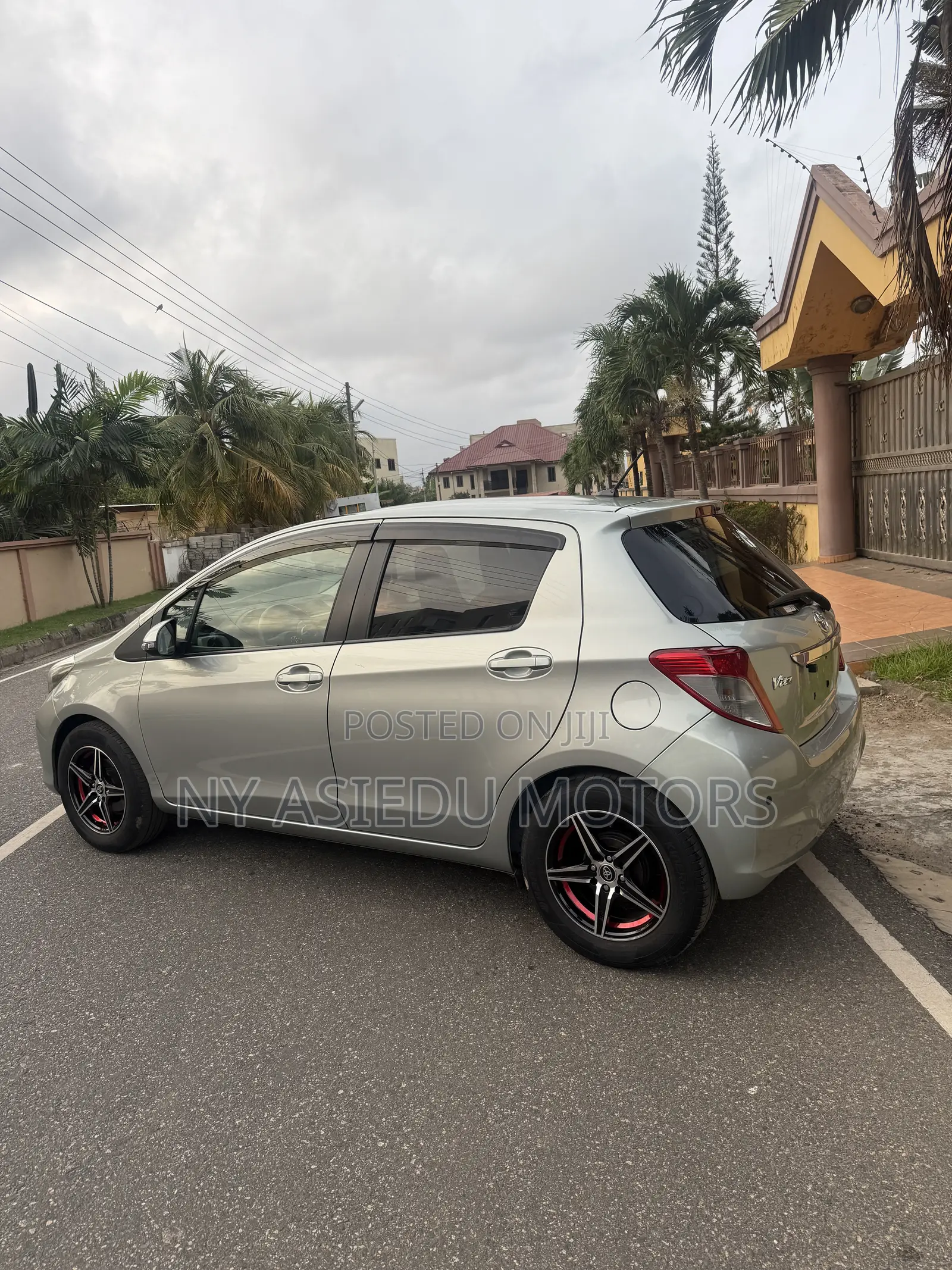 Toyota Vitz 1.3 FWD 5dr 2011 Green