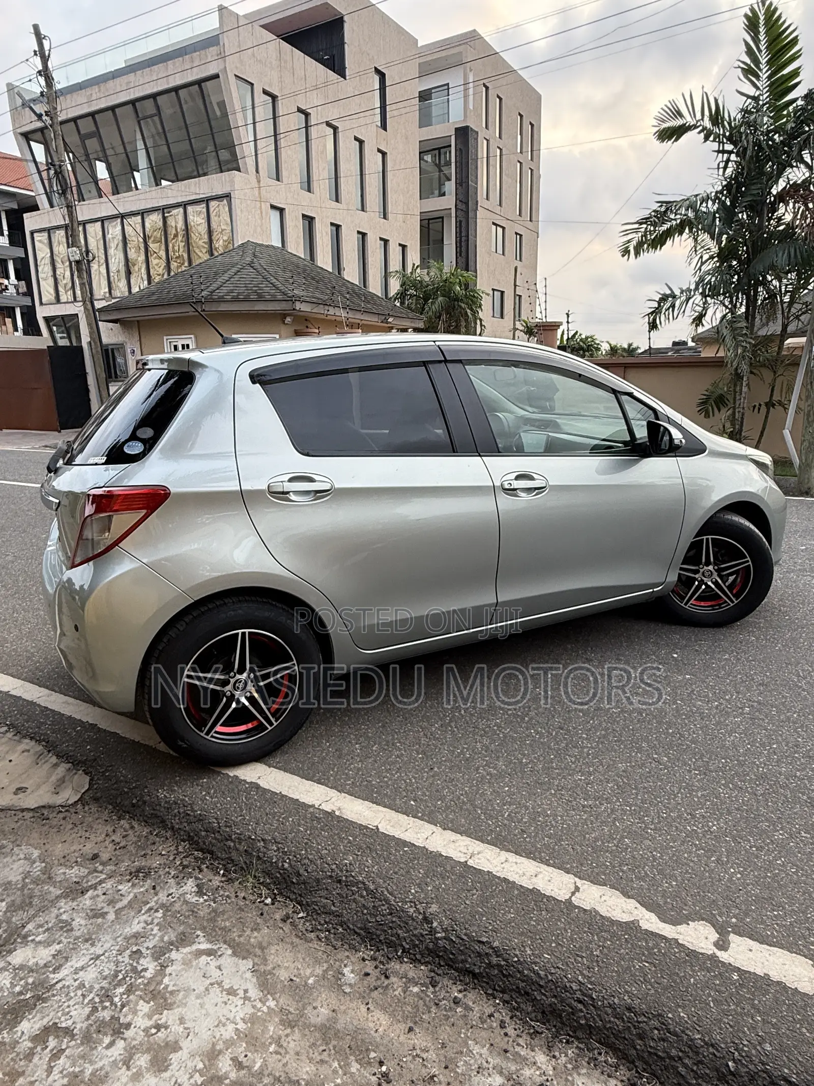 Toyota Vitz 1.3 FWD 5dr 2011 Green
