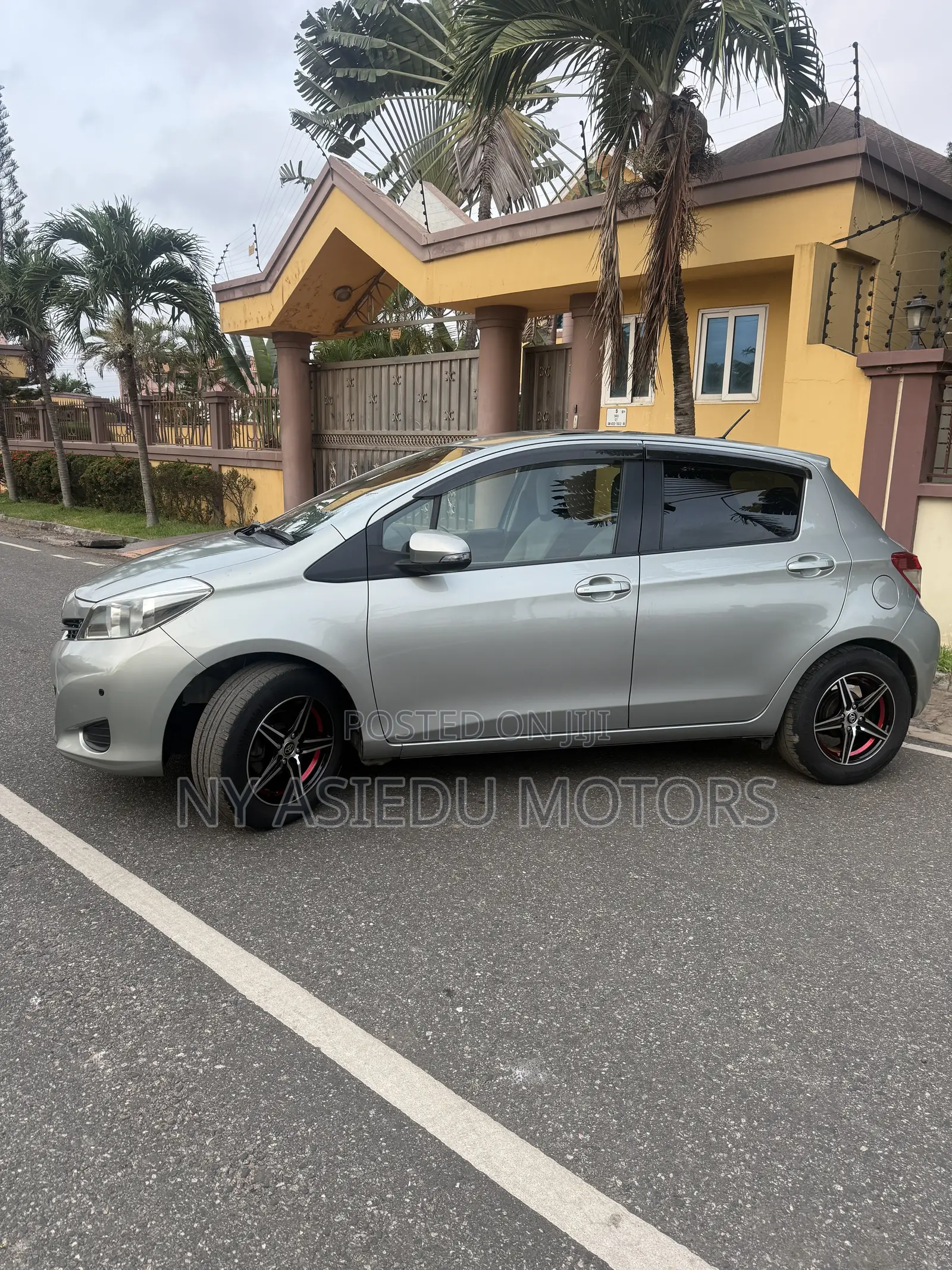 Toyota Vitz 1.3 FWD 5dr 2011 Green