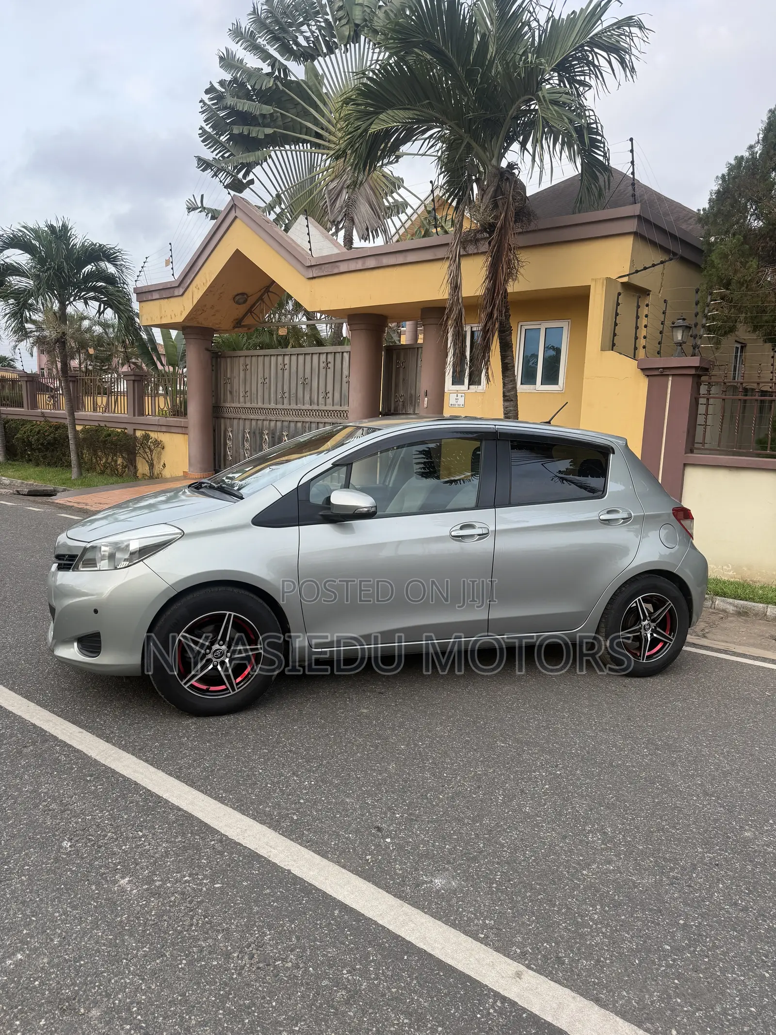Toyota Vitz 1.3 FWD 5dr 2011 Green