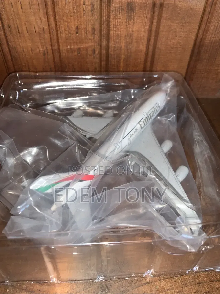 Airbus Emirates Airlines 1:400 Diecast Metal Airplane Model With Stand
