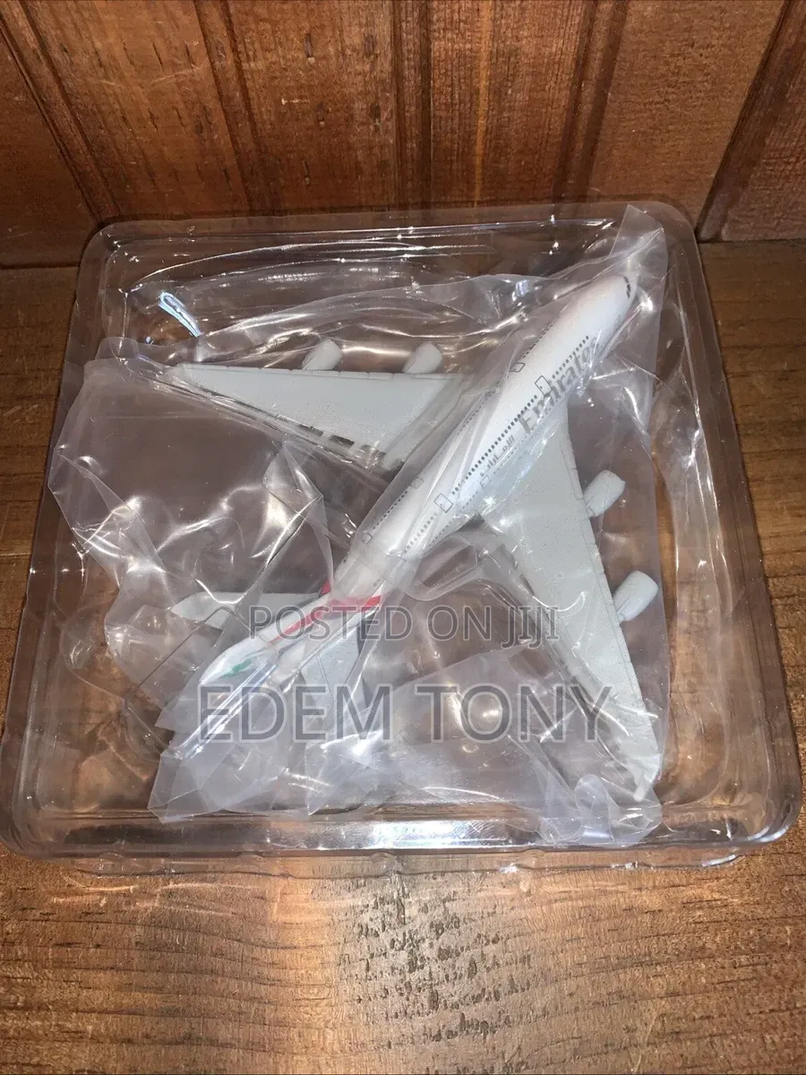 Airbus Emirates Airlines 1:400 Diecast Metal Airplane Model With Stand