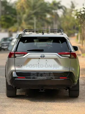 Toyota RAV4 XLE Premium 2021 Silver