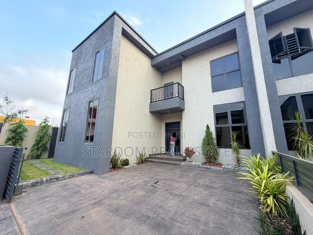 3bdrm Townhouse / Terrace in Ashaley Botwe, School Junction for rent