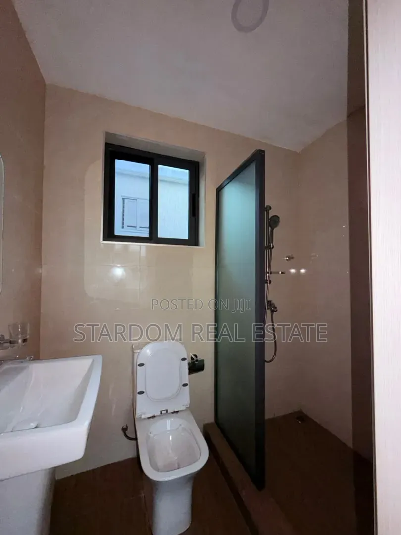 3bdrm Townhouse / Terrace in Ashaley Botwe, School Junction for rent