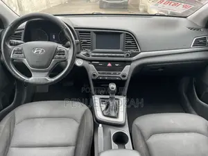 Hyundai Elantra SE Sedan FWD (2.0L 4cyl 6M) 2017 Black