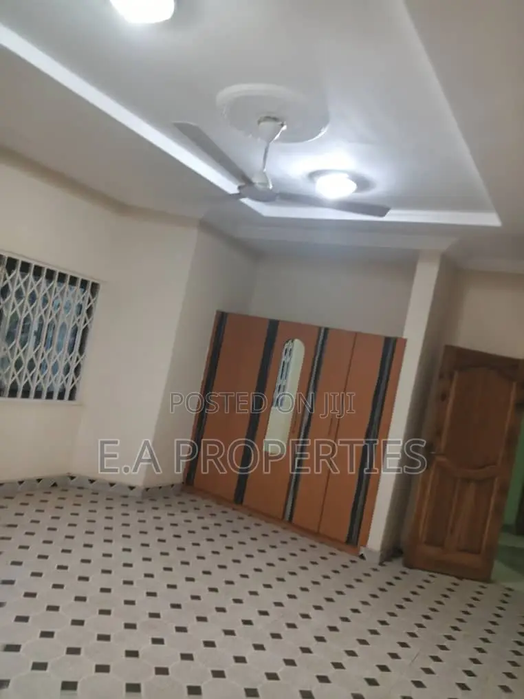 5bdrm House in E A Properties, Ghana Flag for rent