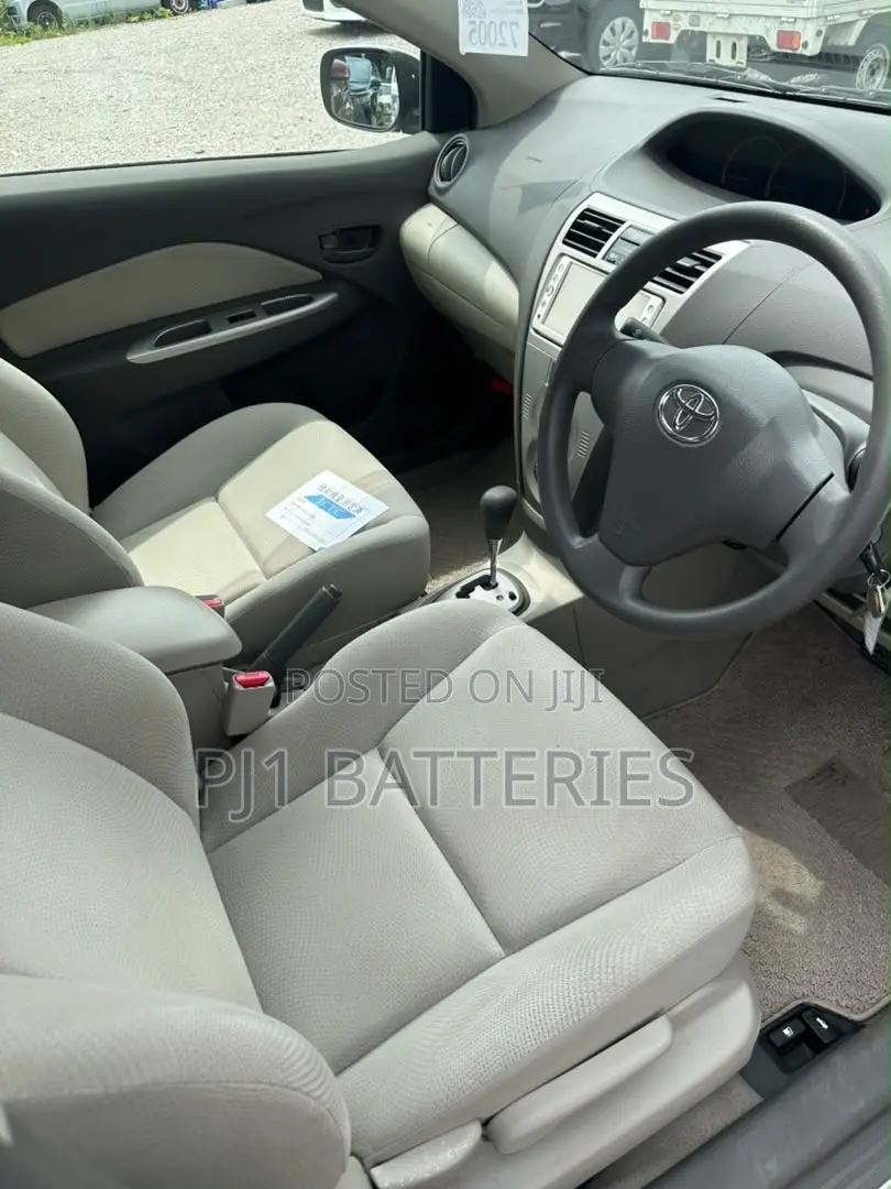 Toyota Belta 2010 Silver