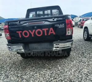 Toyota Hilux 2016 Black