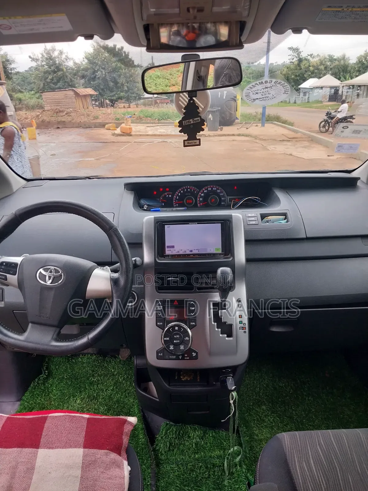Toyota Voxy V 2WD 8-Seater 2013 Black