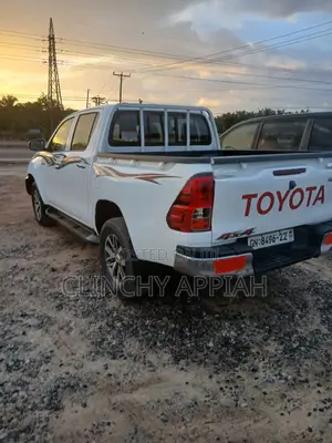 Toyota Hilux 2022 White
