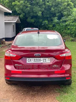 Ford Focus SE Sedan FWD (2.0L 4cyl 5M) 2013 Red