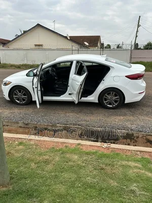 Hyundai Elantra Limited Sedan FWD (2.0L 4cyl 6A) 2017 White