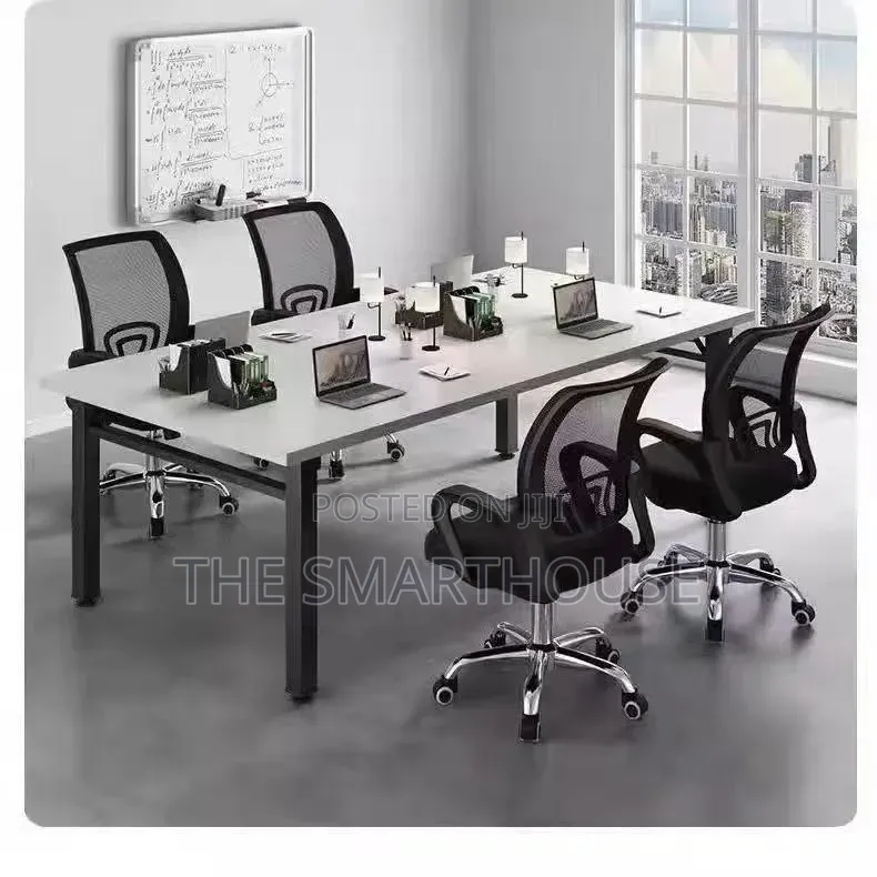 Elegant Designed Office Chair With Arms Rest