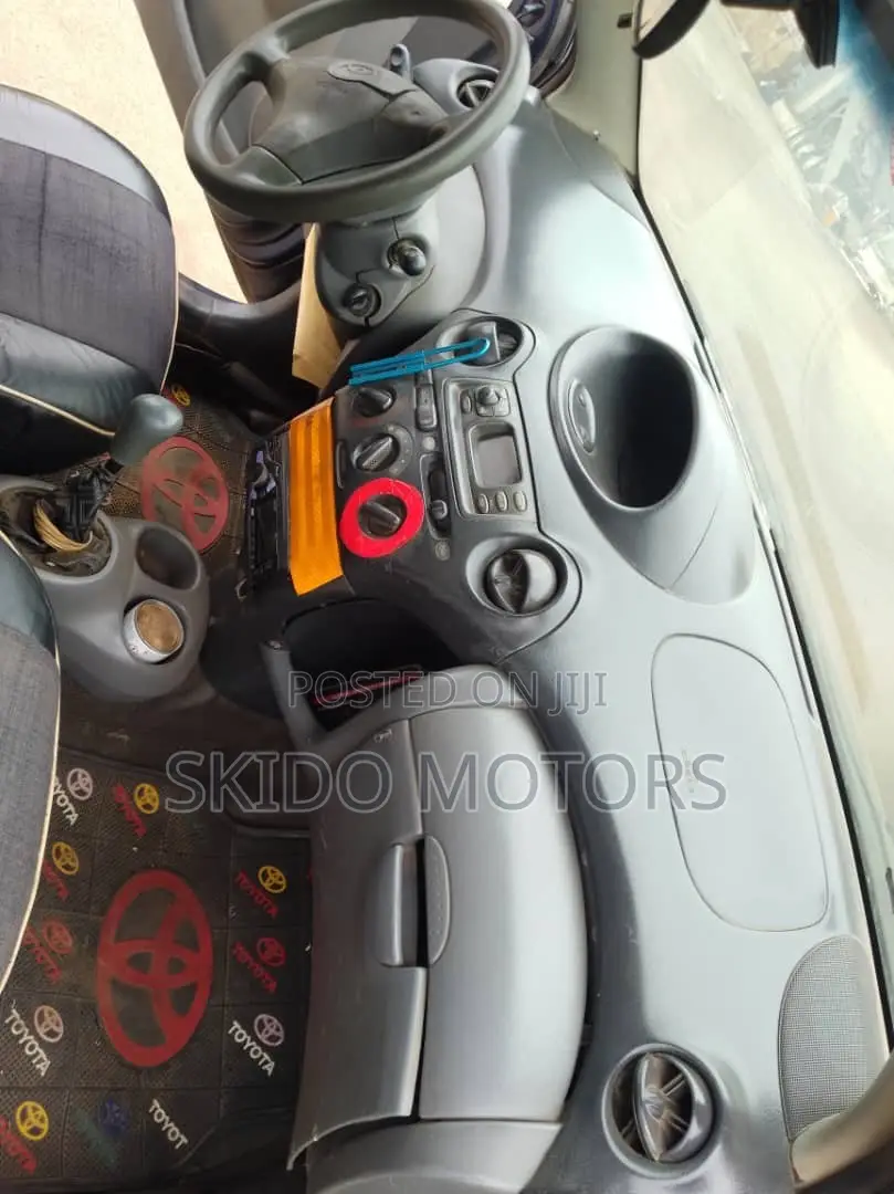 Toyota Yaris 2001