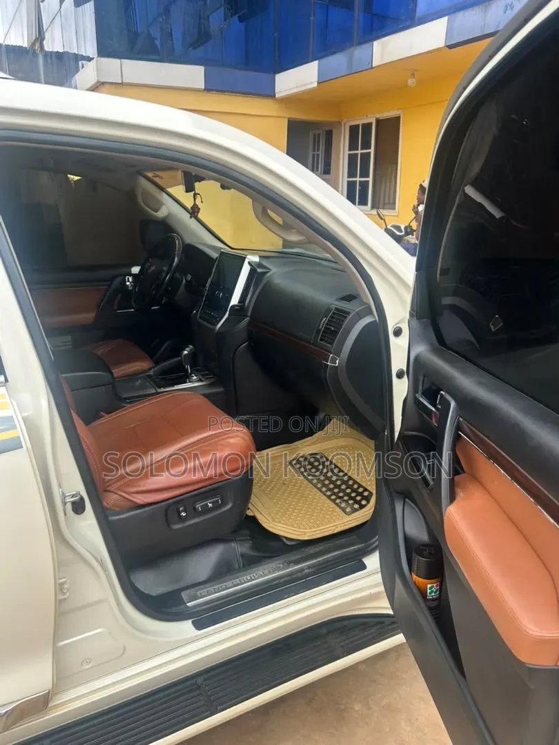 Toyota Land Cruiser 2017 White