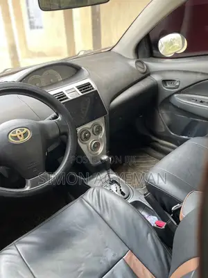 Toyota Yaris Base Sedan 4dr 2010 Gray