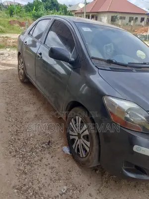 Toyota Yaris Base Sedan 4dr 2010 Gray