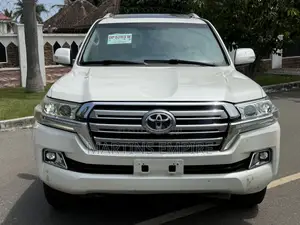 Toyota Land Cruiser 5.7 V8 VXR 2017 White