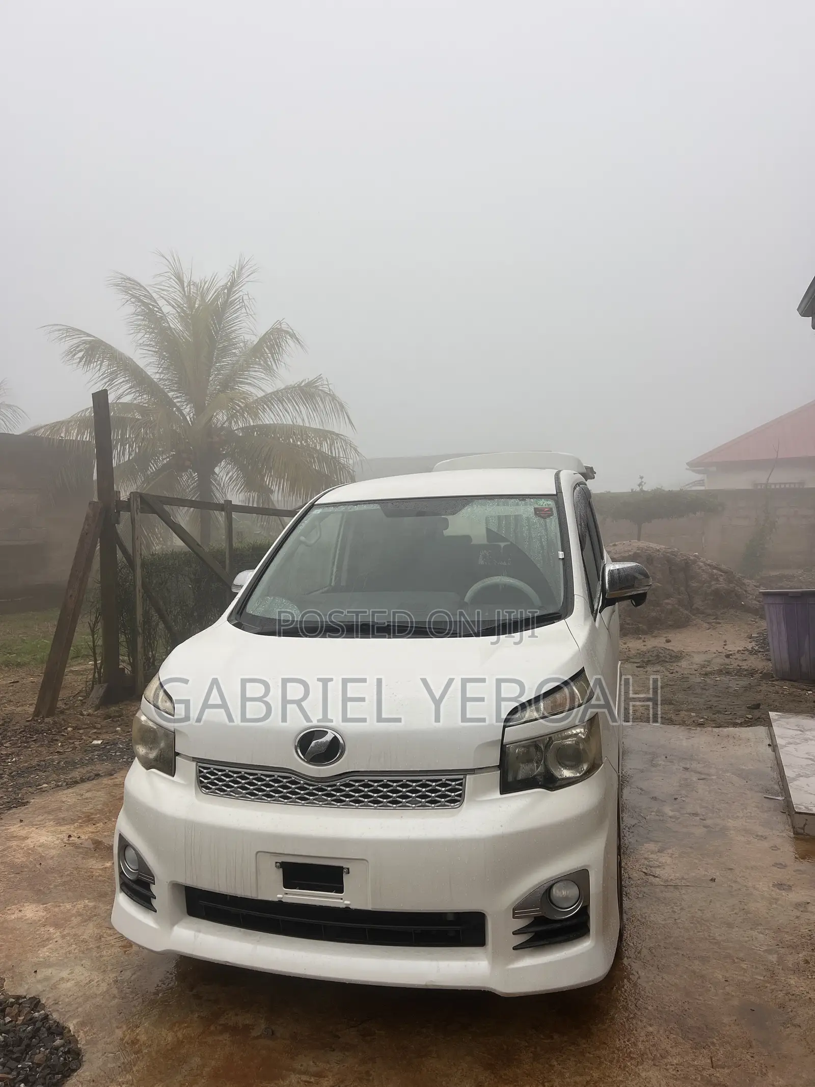 Toyota Voxy V 2WD 7-Seater 2013 White