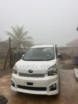 Toyota Voxy V 2WD 7-Seater 2013 White