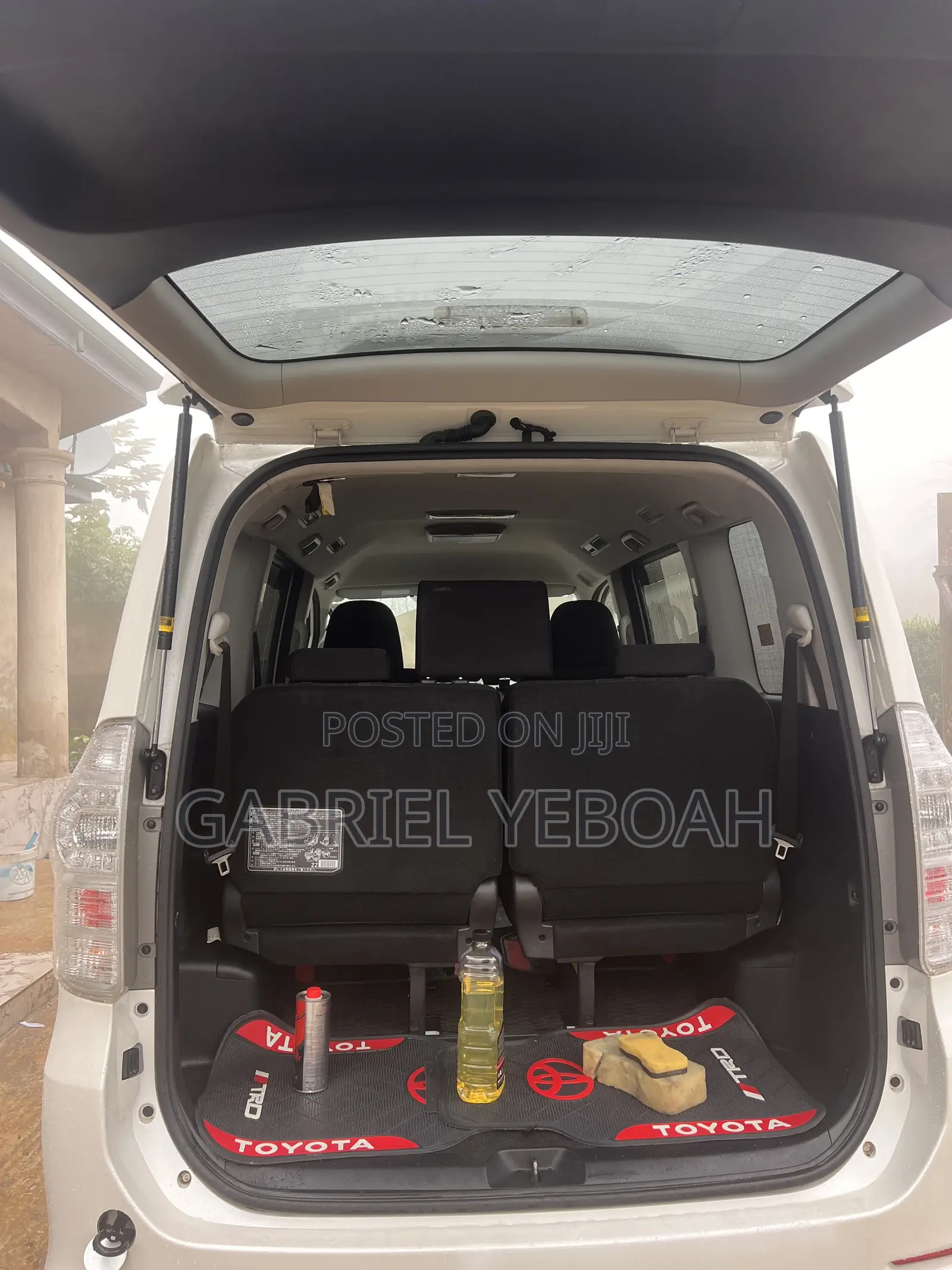 Toyota Voxy V 2WD 7-Seater 2013 White