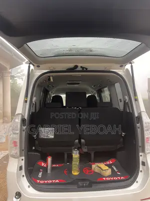 Toyota Voxy V 2WD 7-Seater 2013 White
