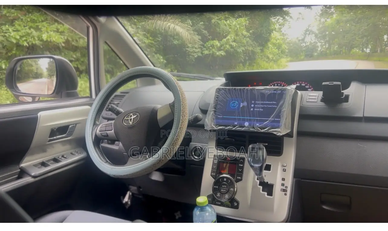 Toyota Voxy V 2WD 7-Seater 2013 White