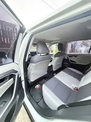 Toyota RAV4 XLE 2022 White