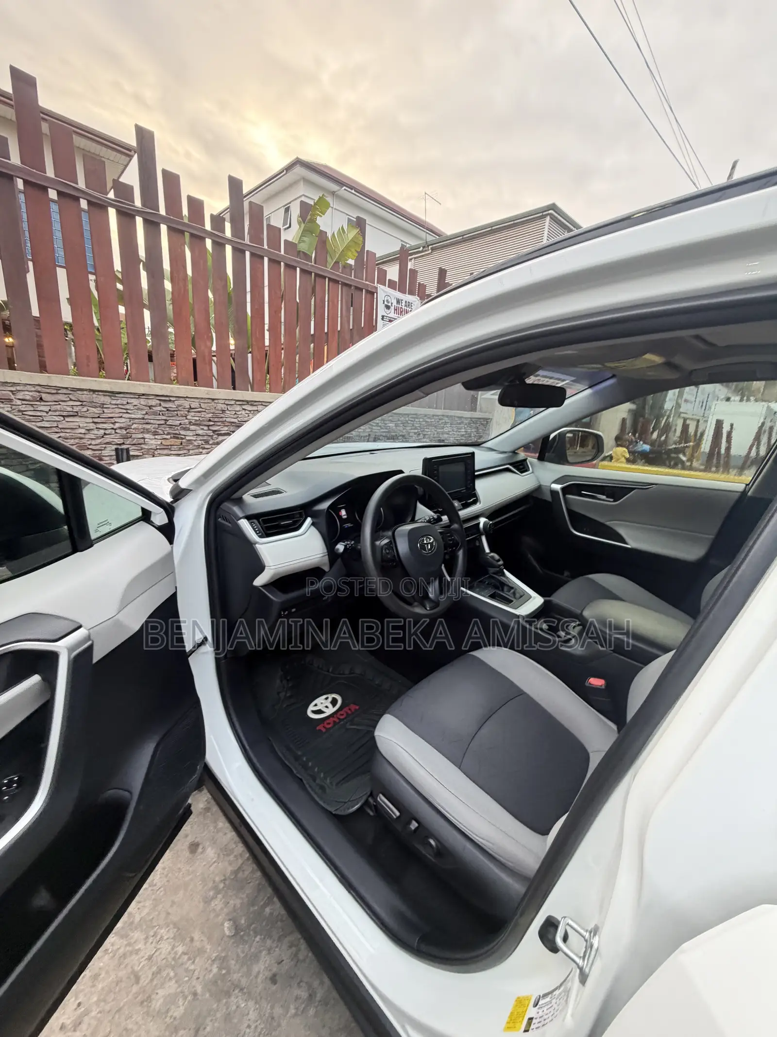 Toyota RAV4 XLE 2022 White