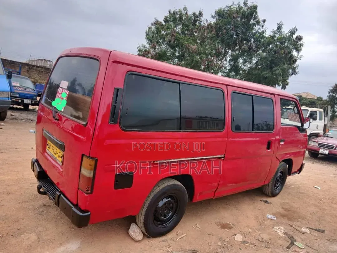 Nissan Caravan (Urvan) 1994 Red