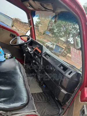Nissan Caravan (Urvan) 1994 Red