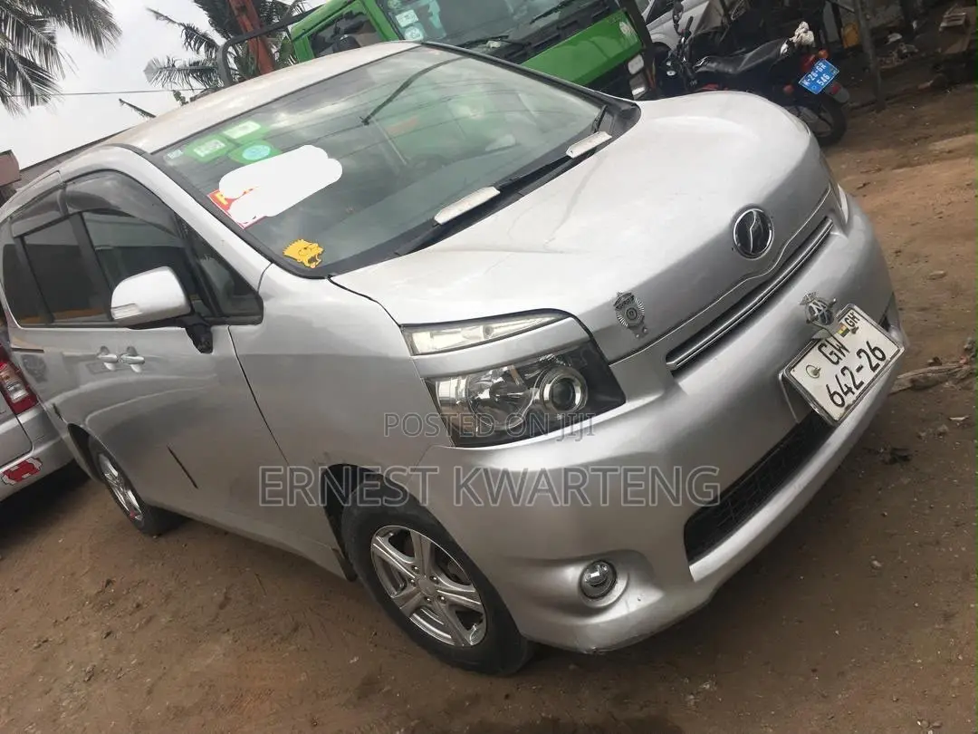 Toyota Voxy 2013 Gray