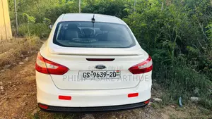 Ford Focus SE Sedan FWD (2.0L 4cyl 5M) 2013 White