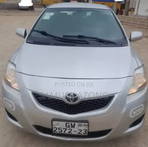 Toyota Yaris Base Sedan 4dr 2011 Silver