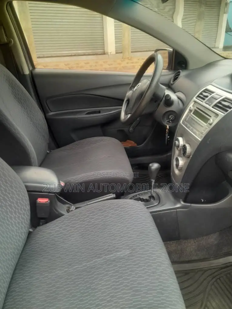 Toyota Yaris 2010 Silver