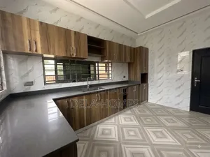 5 Bedroom House for Sale