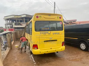 Hyundai County 2014 Yellow