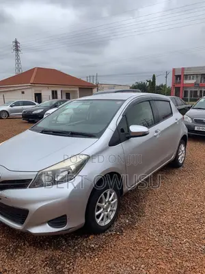 Toyota Vitz 2013 Silver