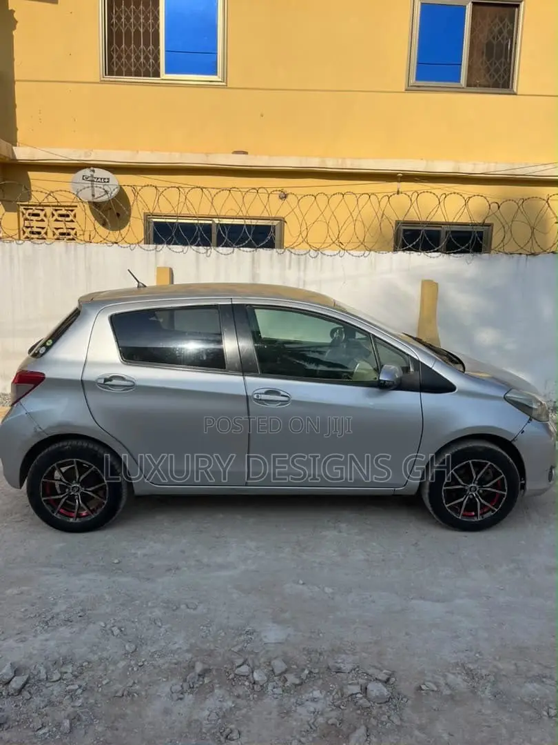 Toyota Vitz 2012 Silver