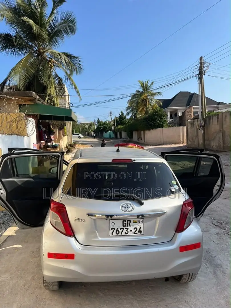Toyota Vitz 2012 Silver