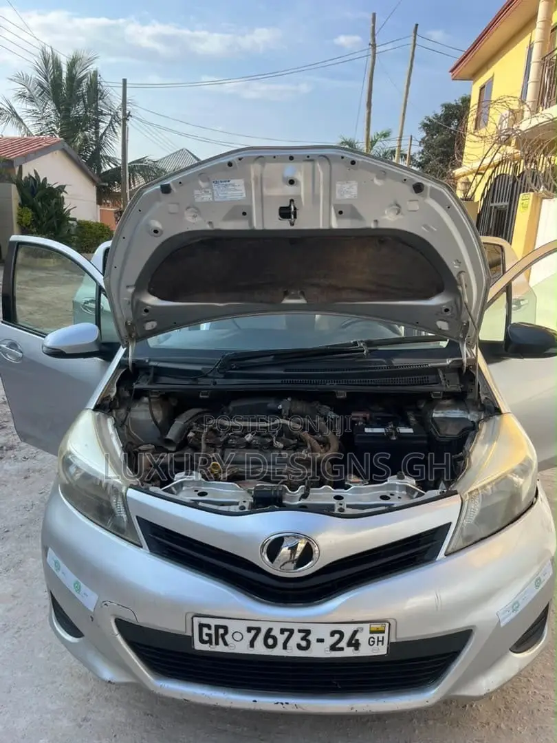 Toyota Vitz 2012 Silver